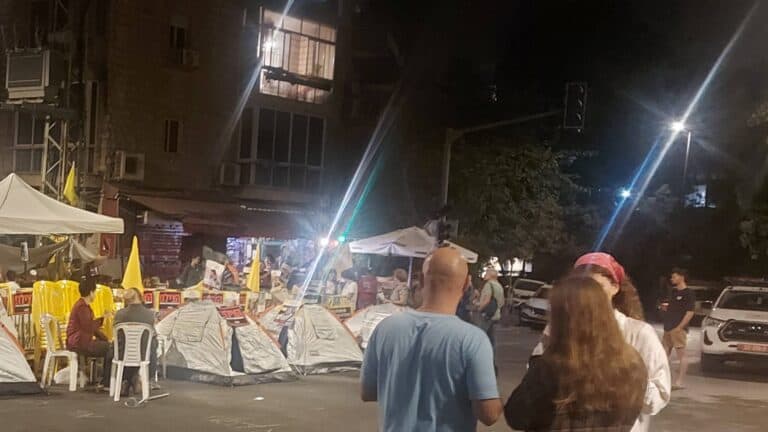 Mga tolda ng protesta ng pamilya ng mga bihag sa Aza Street sa Jerusalem, malapit sa tirahan ng Punong Ministro, kasama ang mga tagasuporta sa kalsada
