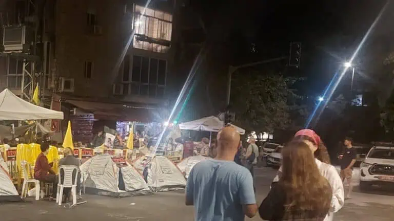 Khemah protes keluarga tahanan di Jalan Aza di Baitulmaqdis, Jerusalem, dekat kediaman Perdana Menteri, bersama penyokong tidur dan makan di jalan