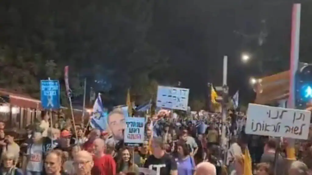 Penunjuk perasaan di Jalan Gaza Baitulmaqdis, membawa sepanduk dan bendera menuntut pembebasan tawanan