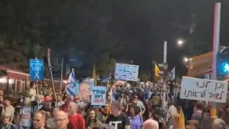 Penunjuk perasaan di Jalan Gaza Baitulmaqdis, membawa sepanduk dan bendera menuntut pembebasan tawanan