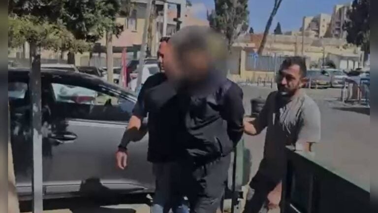 מעצר צעיר ממזרח ירושלים בעקבות תיעוד שבו התפאר כי ירק ודחף אצבעות למוצרי גלידה ישראלית