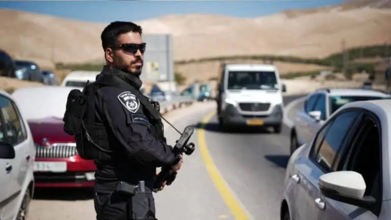 Anggota polis menjaga jalan utama berhampiran Baitulmaqdis sebagai sebahagian daripada persiapan perayaan Daerah Judea dan Samaria