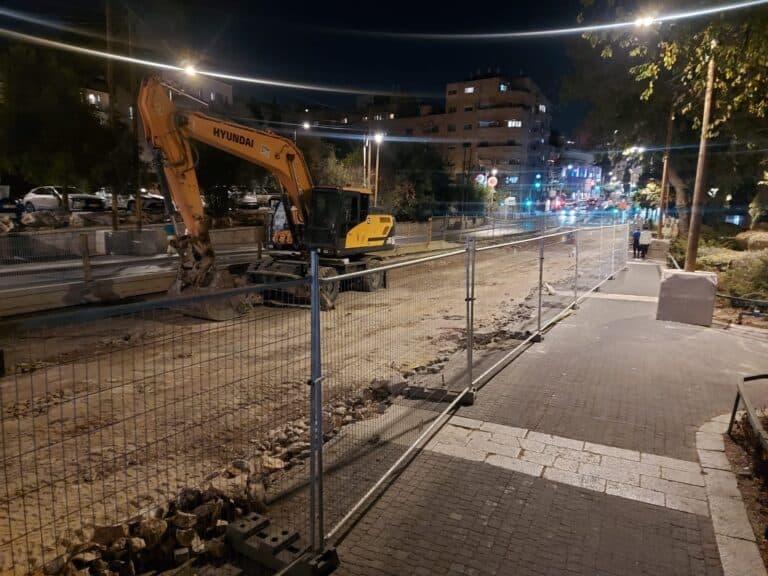 Konstruksiyon ng light rail sa Jerusalem na may bakod at alikabok