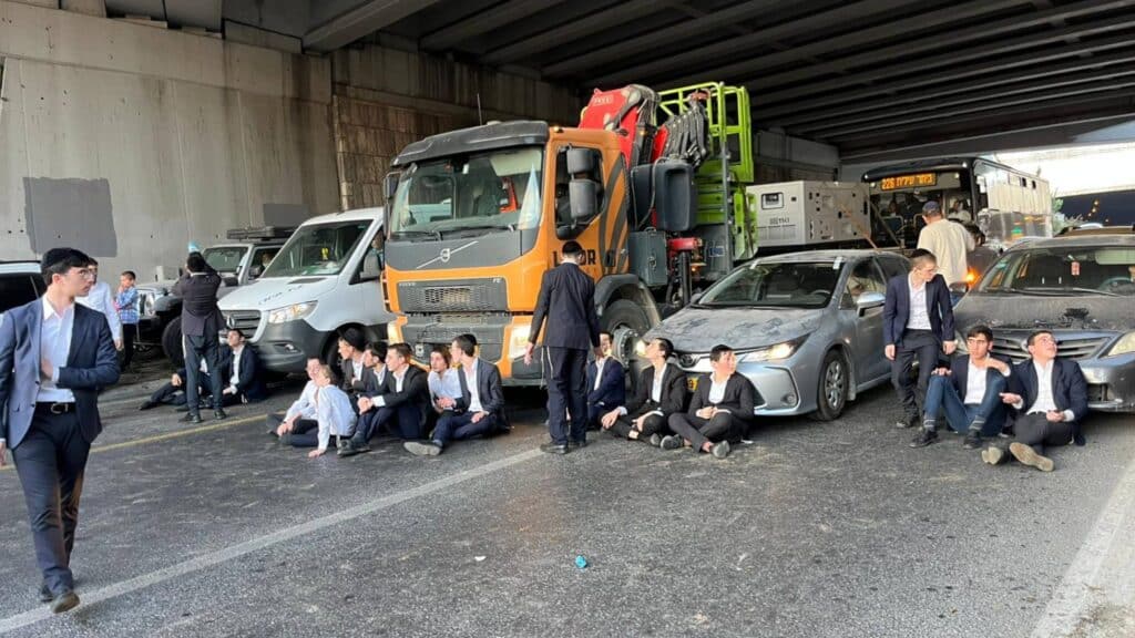 הפגנת חרדים בכניסה לירושלים, חסימת כביש וישיבה על הכביש מול רכבים