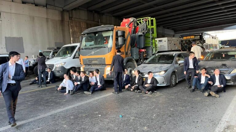 הפגנת חרדים בכניסה לירושלים, חסימת כביש וישיבה על הכביש מול רכבים