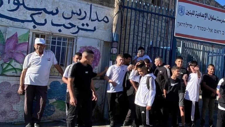 أولياء أمور وطلاب يتظاهرون أمام مدرسة في سلوان بالقدس الشرقية مع بداية العام الدراسي