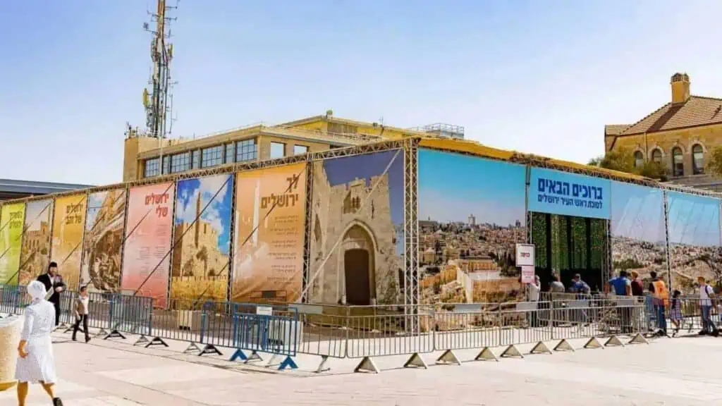Sukkah awam perayaan di Safra Square, Baitulmaqdis