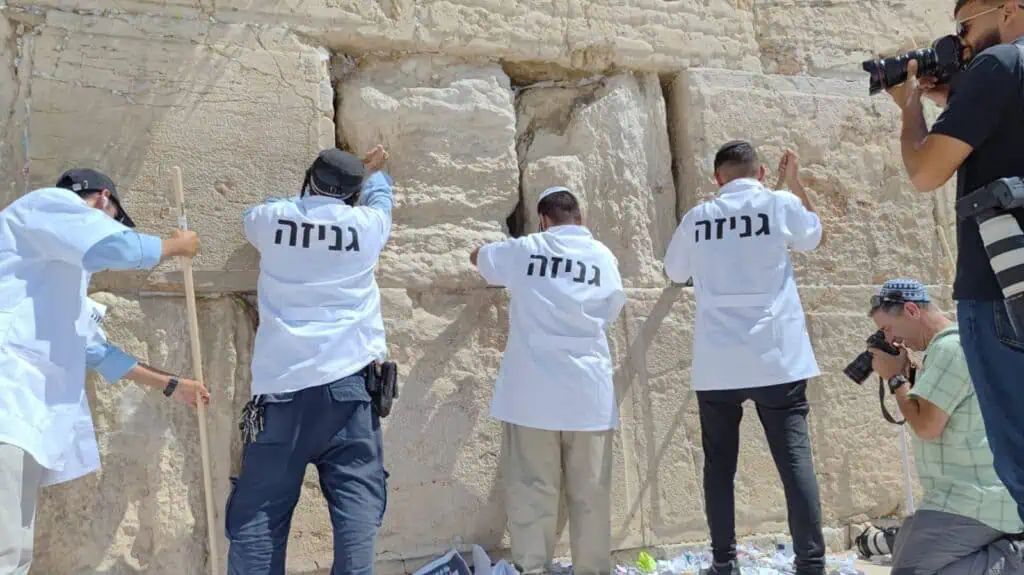 Catatan dari Tembok Barat di Baitulmaqdis dikeluarkan sebelum Tahun Baru Yahudi dan dibawa ke Bukit Zaitun, dengan harapan kesihatan dan kebebasan tahanan