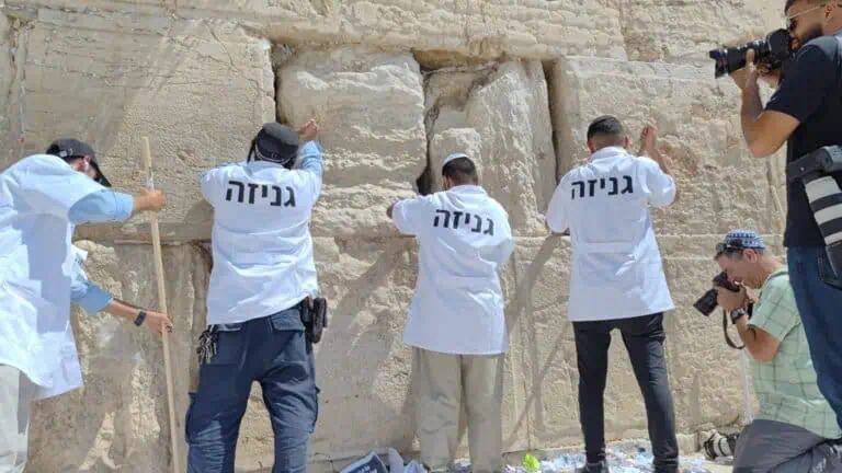 Catatan dari Tembok Barat di Baitulmaqdis dikeluarkan sebelum Tahun Baru Yahudi dan dibawa ke Bukit Zaitun, dengan harapan kesihatan dan kebebasan tahanan
