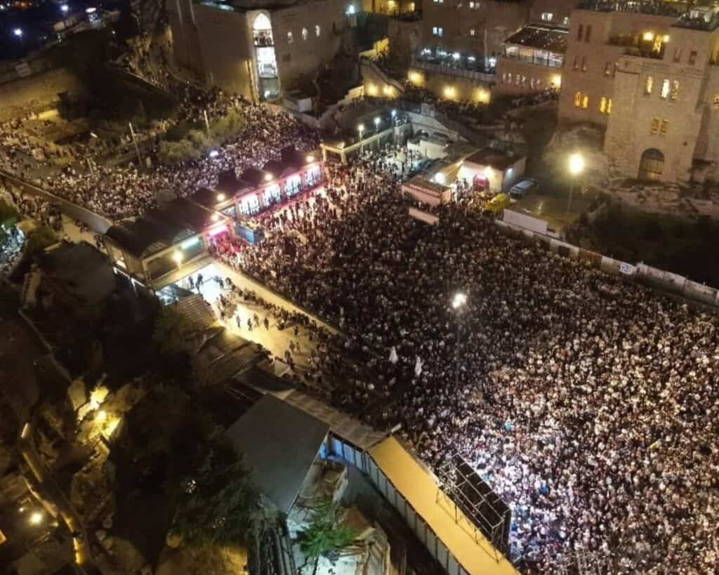 אלפי מתפללים בכותל המערבי בירושלים במסגרת היערכות המשטרה ליום הכיפורים 2025