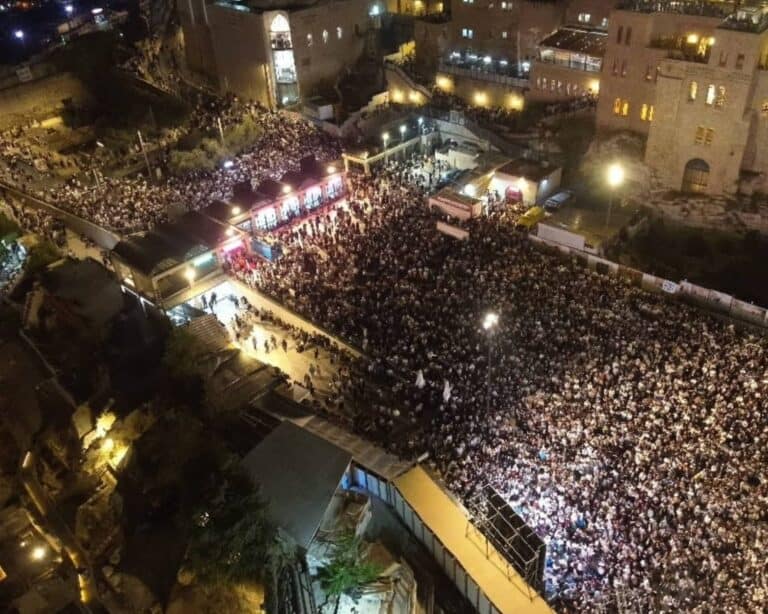 אלפי מתפללים בכותל המערבי בירושלים במסגרת היערכות המשטרה ליום הכיפורים 2025