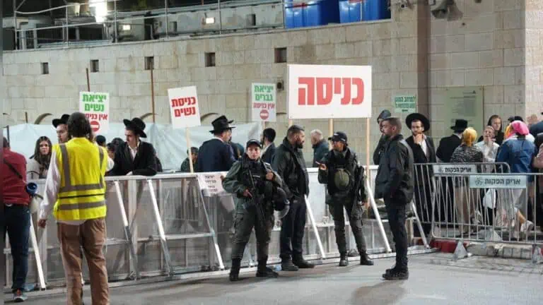 बैइतुलमुकद्दस जिला पुलिस के अधिकारी राहेल की कब्र के आसपास समारोह की तैयारी करते हुए