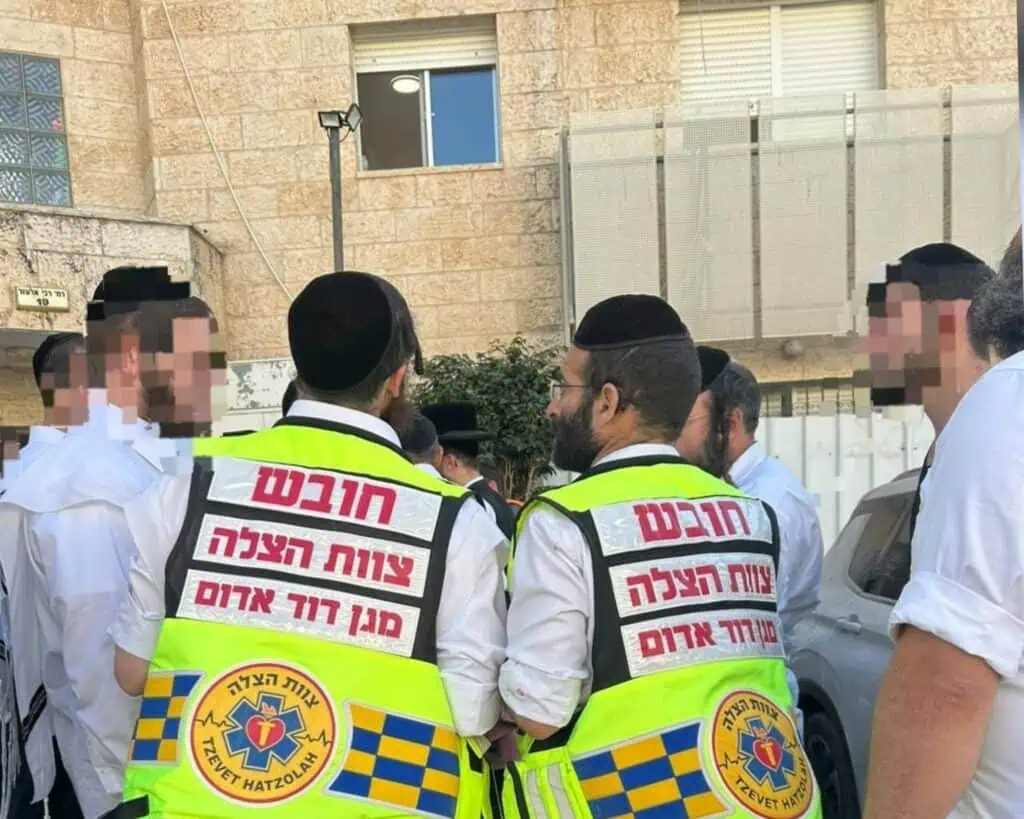 Pasukan penyelamat memberi bantuan kepada remaja yang jatuh dari tempat tinggi dekat Baitulmaqdis