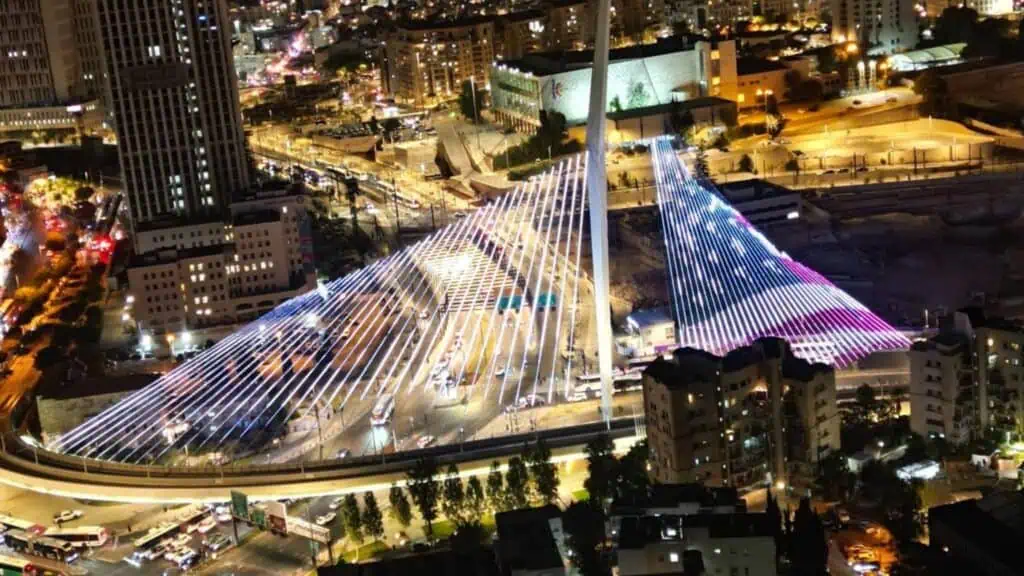 Jambatan Chords Yerusalem diterangi bendera Israel dan AS sebagai penghargaan kepada Trump atas langkah bersejarah membebaskan tebusan Hamas