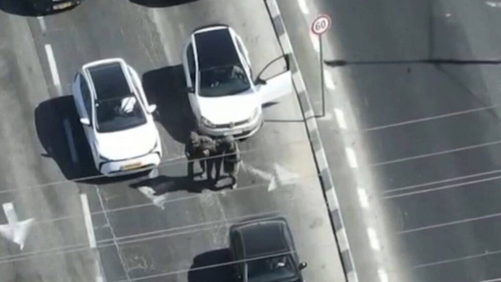 תיעוד רחפן של מג"ב ירושלים עוצר חשוד עם נשק ותחמושת סמוך לירושלים