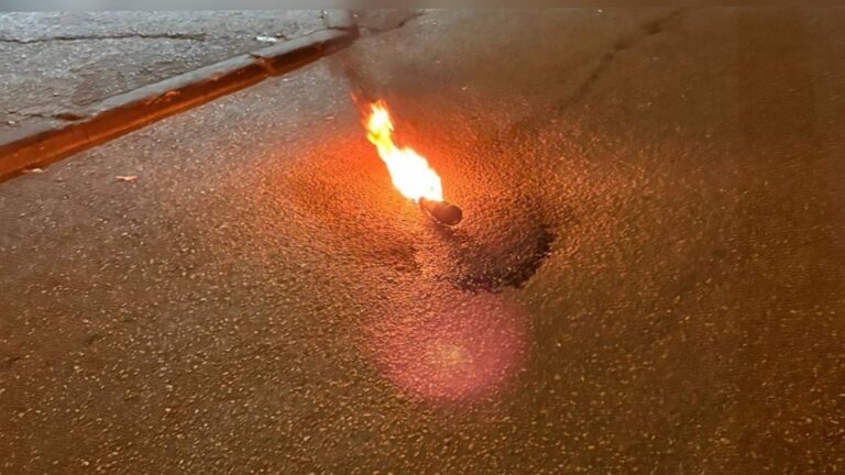 Chupa ya Molotov ikiwaka barabarani wakati wa makabiliano Issawiya, Baitulmaqdis Mashariki 2025