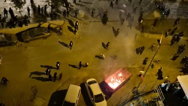 बैतुलमकदिस में मिलियन रैली के बाद हारेदी प्रदर्शनकारियों और पुलिस के बीच झड़प, सैन्य भर्ती कानून पर विवाद