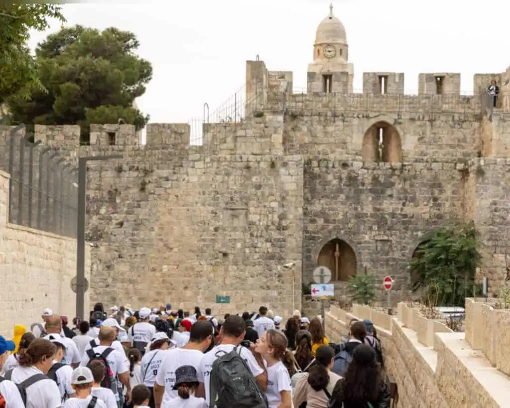 Peserta Baitulmaqdis March berhampiran tembok Kota Lama