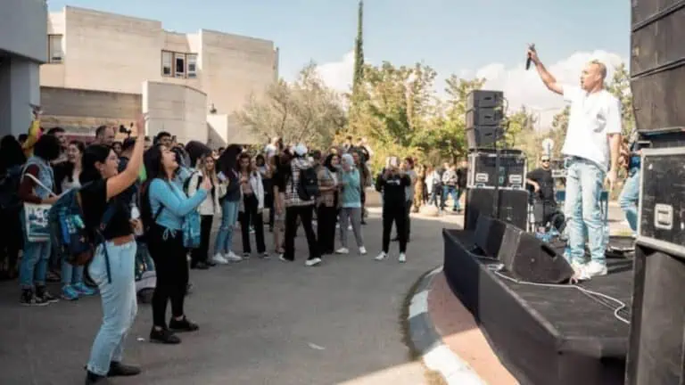 बैतुलमक़दिस में सामुदायिक गतिविधियों में भाग लेते छात्र