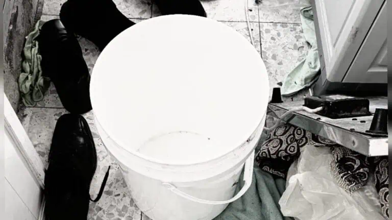 Sebuah baldi air dari lokasi kejadian di rumah Mea Shearim, Baitulmaqdis tempat seorang bayi lemas