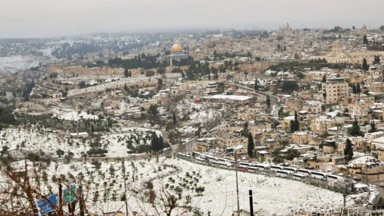 Baitulmaqdis pada musim sejuk, pemandangan Kota Lama dilitupi salji