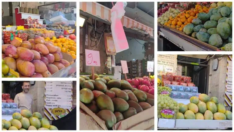 साल 2025 की शरद ऋतु में यरुशलम के महाने यहूदा बाजार में आम और रंग-बिरंगे फलों की दुकानें