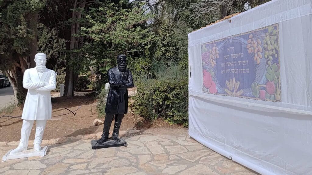 በሀር ሄርስል በኢየሩሳሌም በሱኮት 2025 የተቀመጡ የሄርስል ሐውልቶች ከሱቅአ ጋር