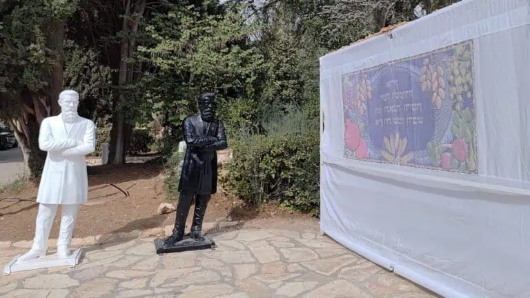 Patung Herzl di sisi sukkah di Gunung Herzl Baitulmaqdis semasa Sukkot 2025