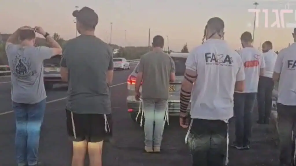 Lelaki berdoa di tepi Lebuhraya 1 dekat Baitulmaqdis, Oktober 2025