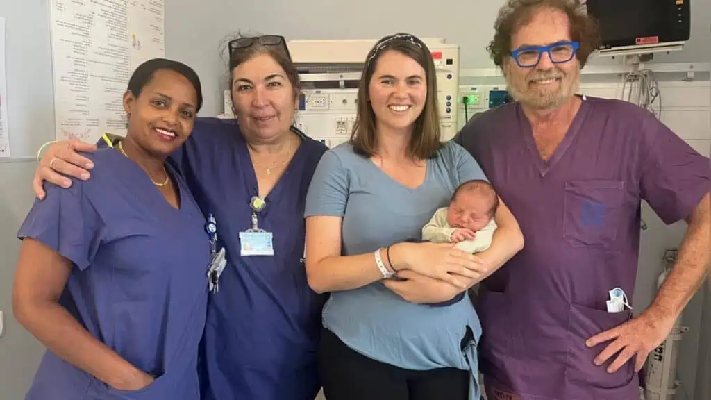 سوروگیسی پیدائش کے بعد حداسا ماؤنٹ سکپس بیت المقدس کے عملے کے ساتھ پنینا اور بچہ دانی ایل