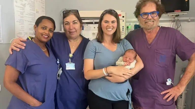 سوروگیسی پیدائش کے بعد حداسا ماؤنٹ سکپس بیت المقدس کے عملے کے ساتھ پنینا اور بچہ دانی ایل