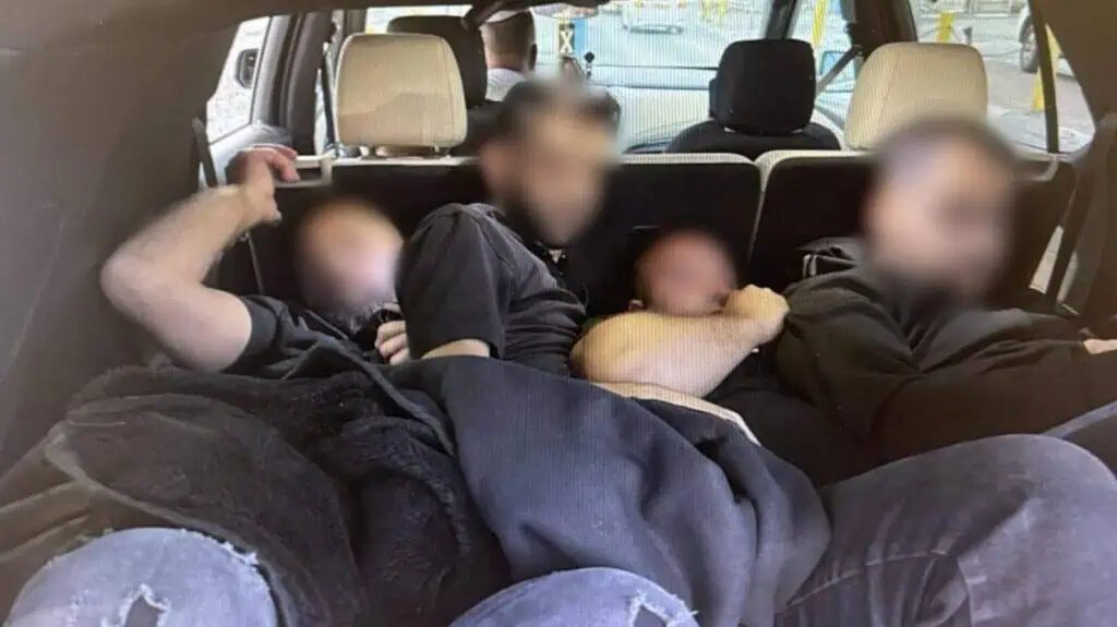 येरुशलम में कार की डिकी में छिपे अवैध यात्री