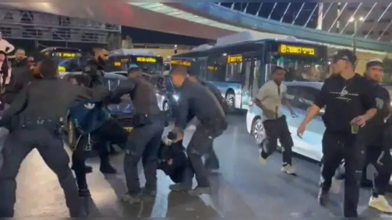 کورڈز برج کے قریب رات کے احتجاج میں پولیس مظاہرین کو گرفتار کرتی ہوئی