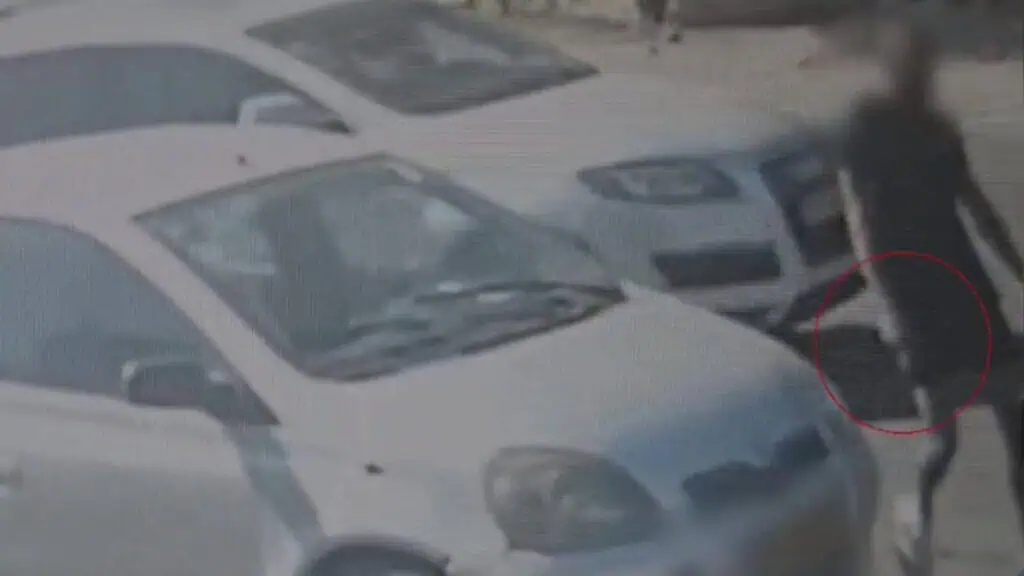 पूर्वी यरूशलेम में ट्रैफिक विवाद के दौरान चाकू पकड़े व्यक्ति की तस्वीर, सुरक्षा कैमरे में कैद