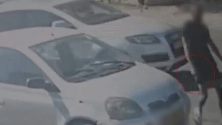 पूर्वी यरूशलेम में ट्रैफिक विवाद के दौरान चाकू पकड़े व्यक्ति की तस्वीर, सुरक्षा कैमरे में कैद