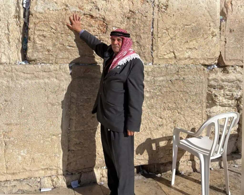 शेख अब्दुल्ला मुल्ला इसराइल यात्रा के दौरान यरूशलेम की पश्चिमी दीवार को छूते हुए।