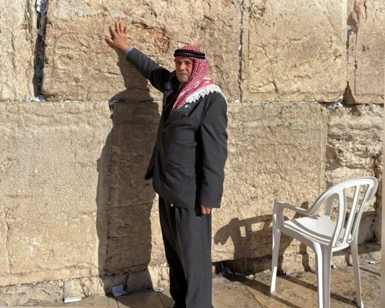 शेख अब्दुल्ला मुल्ला इसराइल यात्रा के दौरान यरूशलेम की पश्चिमी दीवार को छूते हुए।